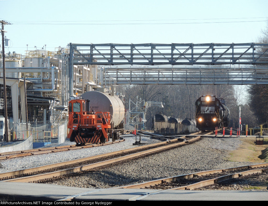 NS 5325 / GP38-2 delivery & pick-up of tank cars @ a local chemical company